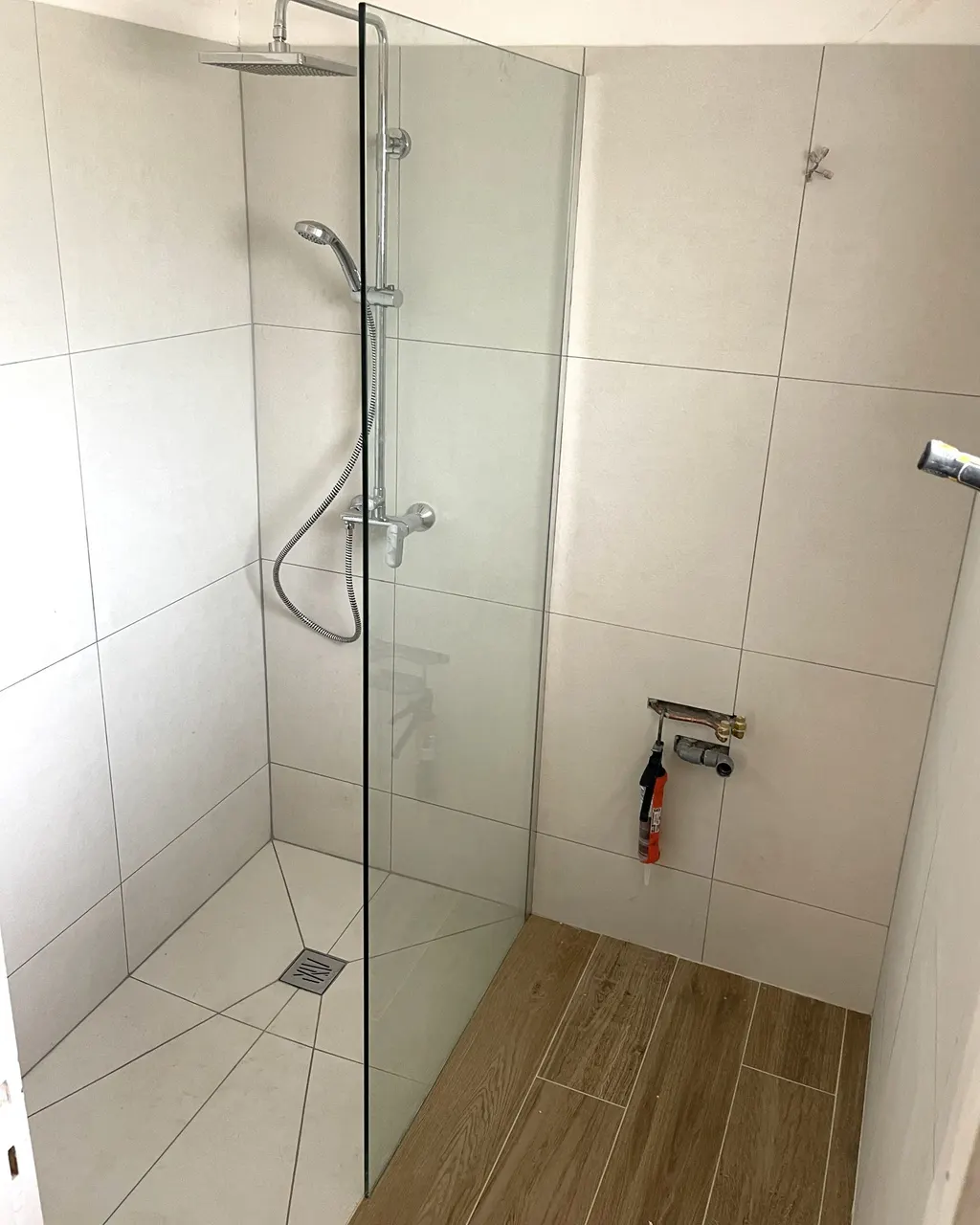 Douche italienne avec sol effet bois