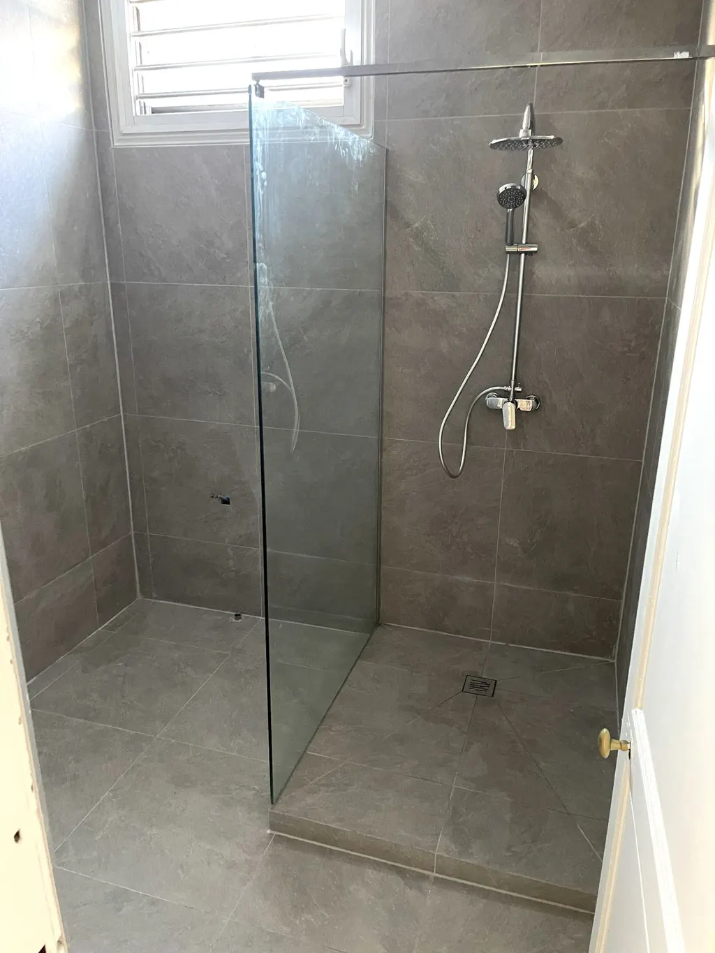 Douche à l'italienne carrelage gris pierre, réalisation Pacific Revêtement