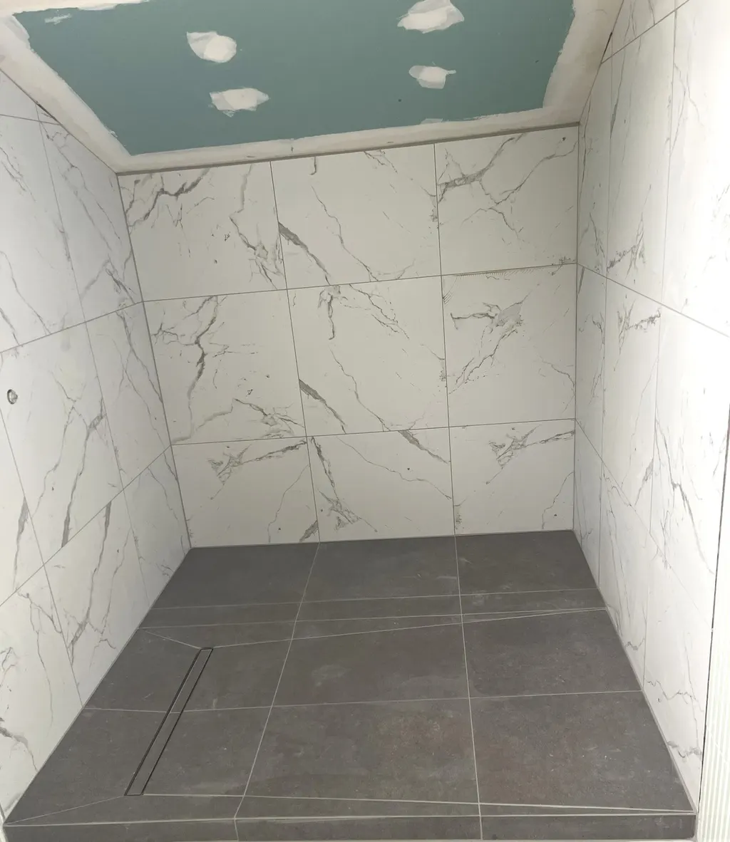 Douche italienne en marbre blanc avec sol gris